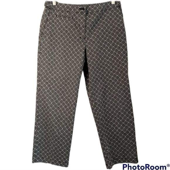 Liz Claiborne Pants - 𝅺LIZ Claiborne Lizgolf Geometric Black and white size 4 capri bermuda golf pant